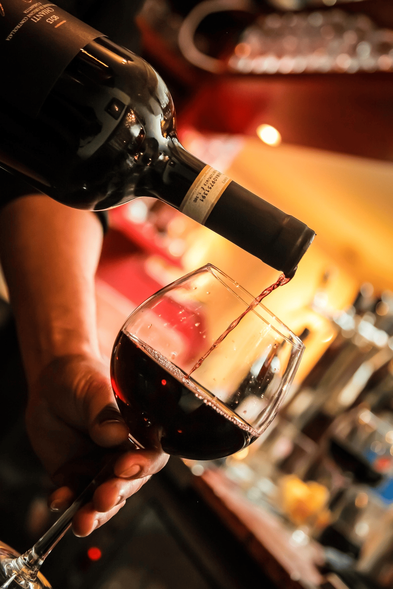 vino llenando copa en restaurante